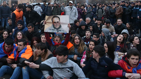 A protest sit-in in memory of Artur Sargsyan who supplied food to the members of 'Sasna Tsrer' group took place on in Yerevan. (Photo: Photolur)