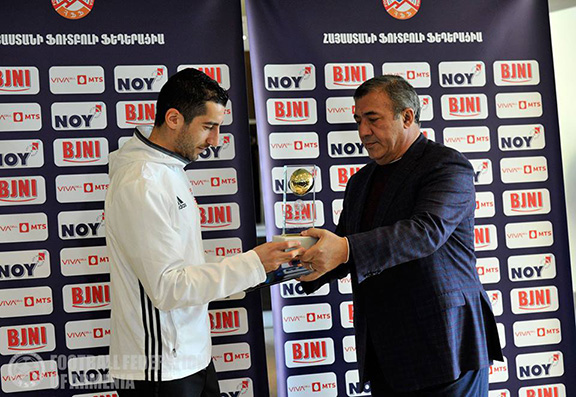 Henrikh Mkhitaryan receives Armenia's 2016 Best Football Player award on March 24, 2017. (Photo: Football Federation of Armenia)