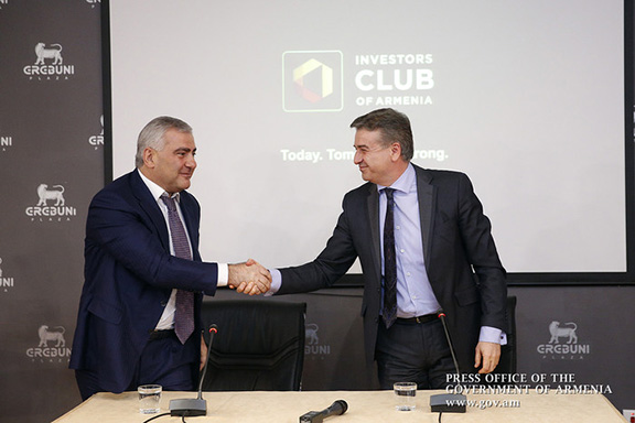 Prime Minister Karen Karapetian (right) meets with Russian-Armenian tycoon Samvel Karapetyan on March 25 in Yerevan. (Photo: Press Office of the Government of Armenia) 