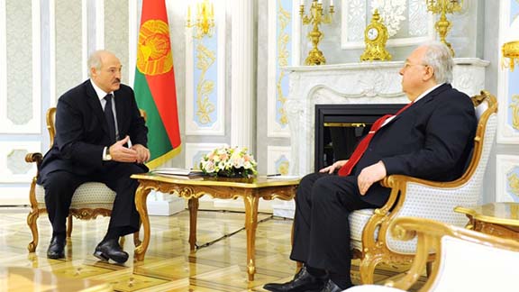 Belarusian President Alexander Lukashenko (left) meets with Armenian Ambassador Armen Khachatryan on March 28, 2017 in Minsk (Photo: President of the Republic of Belarus)