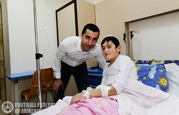 Mkhitaryan and child (Photo: Football Federation of Armenia)