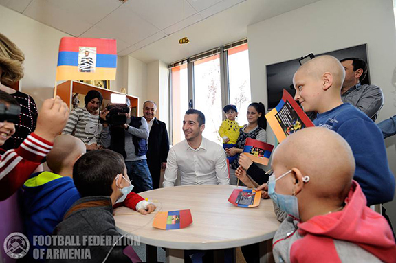 Mkhitaryan with children at Yerevan's Hematology Center (Photo: Football Federation of Armenia)