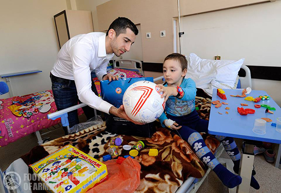 Mkhitaryan gifted children of Yerevan's Hematology Center signed footballs, shirts and photos. (Photo: Football Federation of Armenia)
