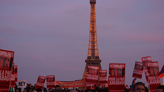 Scene from the Paris demonstration (Photo: Nouvelles d'Arménie Magazine)