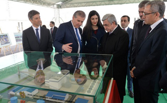 President Serzh Sarkisian being presented a mock-up of the new Thermoelectric Power Station to be built in Yerevan (Photo: Ministry of Energy Infrastructures and Natural Resources of Armenia)