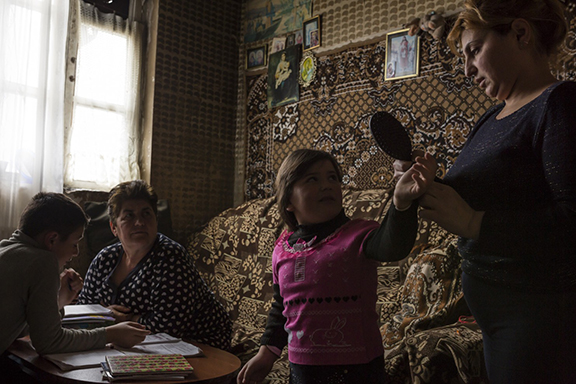 Sose, 35, with her children and mother, who comes to visit her almost each day, since Sose’s husband left the family. (Photo: Yulia Grigoryants)