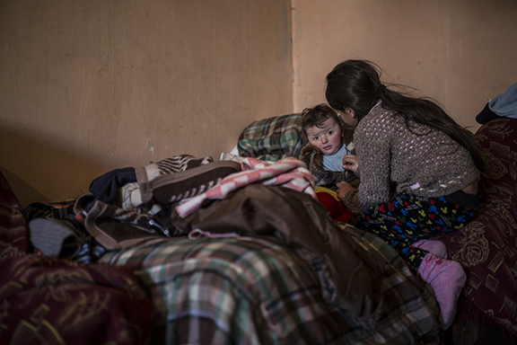 Suzanna taking care of her sister Nare. (Photo: Yulia Grigoryants)