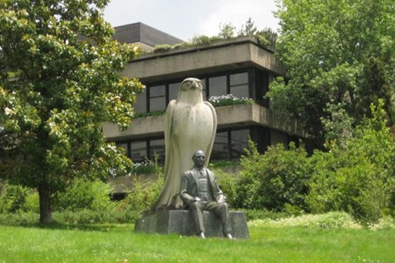 A scene of the foundation gardens. The statue was built based on a photo of Calouste Gulbenkian sitting in front of an ancient Egyptian god of Horus, during his visit to Egypt in the 1930s