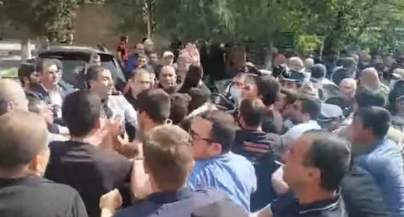 Angry protesters in Syunik greet Prime Minister Nikol Pashinyan who made an unannounced trip to the region on April 21